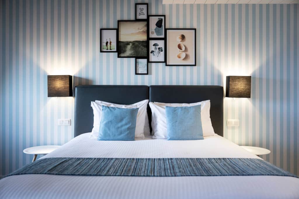 Leopold Hotel Ostende Blick auf das bequeme Bett im Deluxe-Zimmer mit Sauna