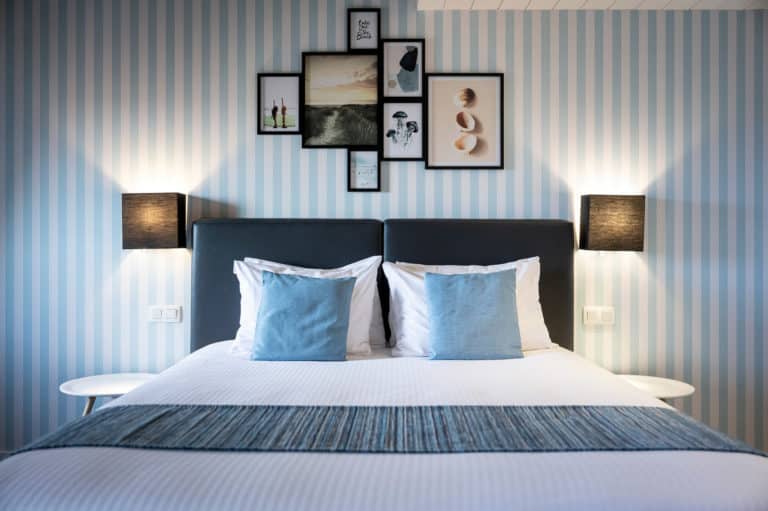 Leopold-Hotel-Ostend-Blick-auf-das-komplette-Bett-im-Deluxe-Zimmer-mit-Sauna