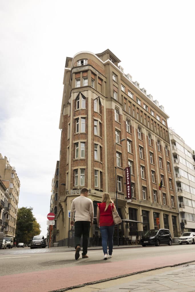 stel dat de straat oversteekt richting hotelgebouw