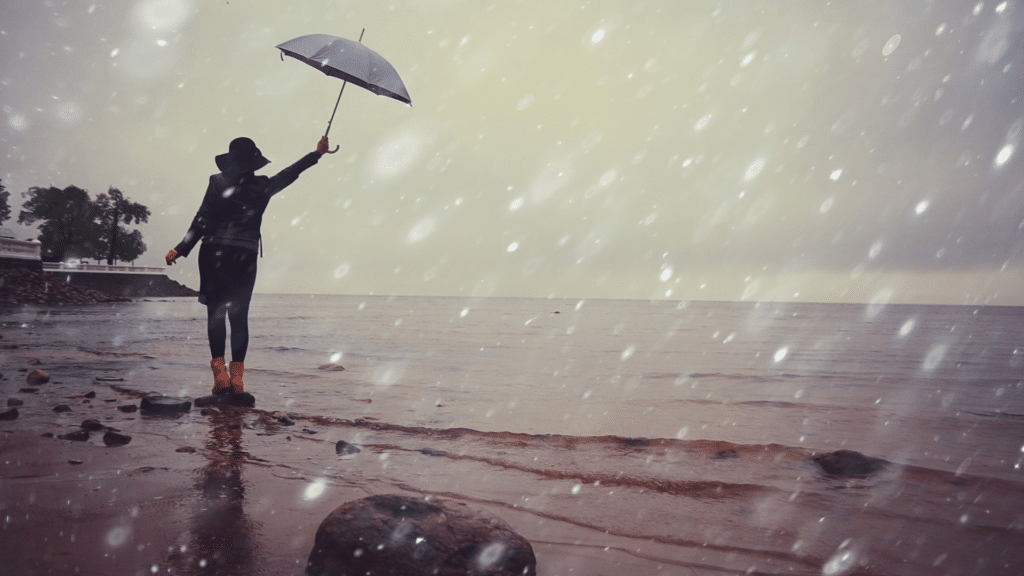 Femme tenant un parapluie sous la pluie près de la plage