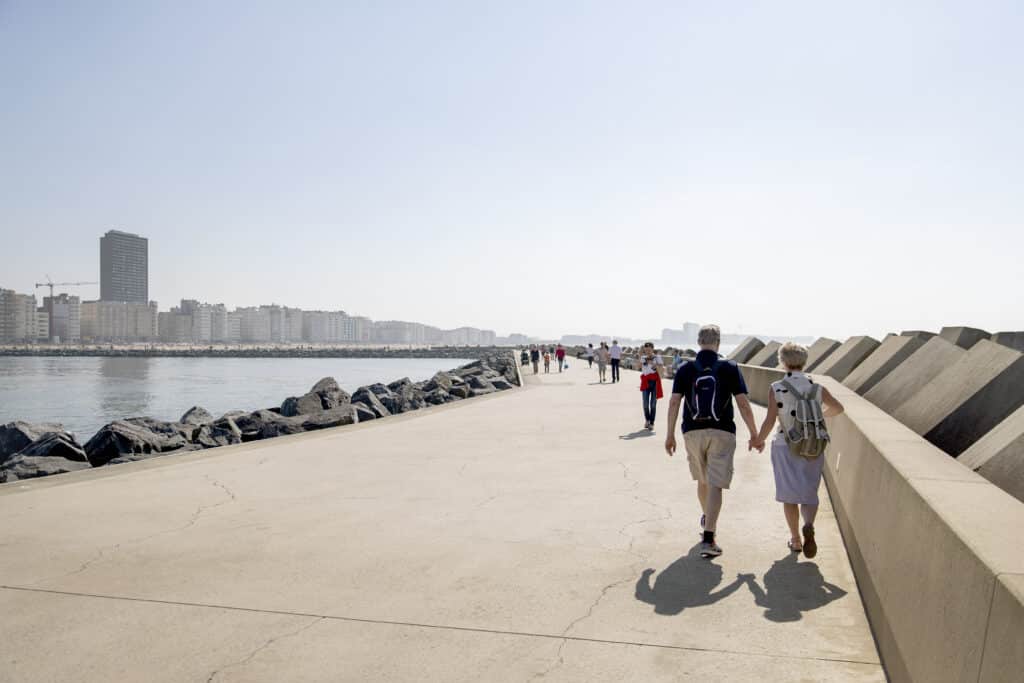 Uitzicht op mensen die over een pier lopen